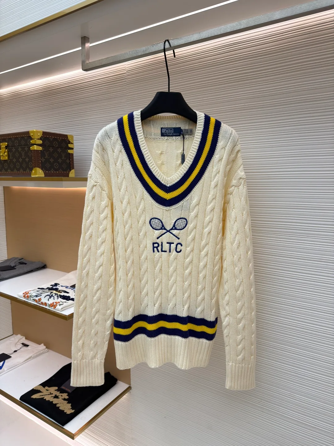 P460 Ralph Lauren tennis cable knitted sweater ●Original version: purchased and developed by 6895 ●Item number: 1681536-B00 ●Material: thick cable knit wool fabric ●Technology: three-dimensional cable knitting ●Color: off-white ●Version: fitted version ●Weight: about 610 grams ●Size: S-M-L-XL ●Description: Customized thick knitted wool fabric, fine texture, comfortable and close to the skin, with soft cream as the main color Pure and gentle, with a hint of sweet laziness. The classic cable-knitted structure design injects soul. The cleverly designed V-neck is outlined with navy blue and bright yellow stripes, highlighting the nobility and extraordinary. The crossed tennis racket pattern and RLTC words on the chest are a clever tribute to the brand's sports spirit. It has an atmosphere of freedom and vitality and is highly recognizable. It interprets high-end style with unique details. It paints a fascinating artistic picture, using imported machine embroidery technology. Advanced computer control systems and precision mechanical components are used to realize the embroidery work of tennis racket patterns and RLTC words with high precision. The lines are smooth and delicate, and the three-dimensional cable weaving is fine. Through clever shifting and interweaving of coils, adjacent coils are cross-shifted to form a twisting effect of the cable. The lines are smooth and regular. It is time-consuming and labor-intensive. The process of softening and deodorizing the garments is done by using professional washing equipment and specific detergents to deeply clean and deodorize the clothes to improve the feel and appearance of the clothes. The overall wiring is straight and delicate, the fabric is comfortable and soft, and the color is consistent without color difference. It can be matched with the same style to create a fashionable look and control various occasions. Customized accessories, complete with three standards, same style for men and women!